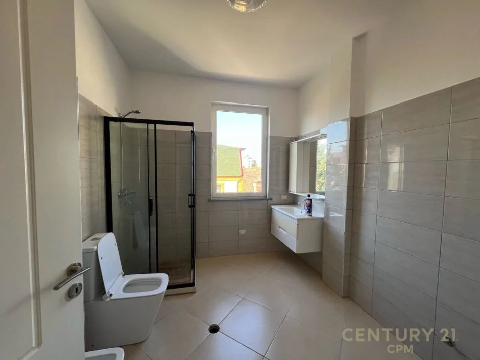 Tirane, jepet me qera apartament 2+1 Kati 3, 140 m² 500 € (vilat gjermane)