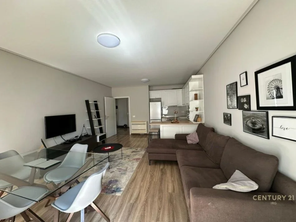 Tirane, jepet me qera apartament Kati 5, 500 m² 800 € (21 dhjetori)