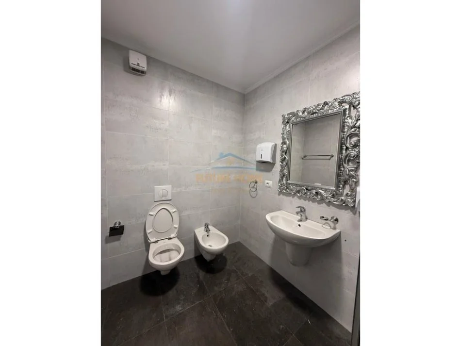 Tirane, jepet me qera ambjent biznesi Kati 8, 180 m² 2.500 € (KOMPLEKSI DELIJORGJI)