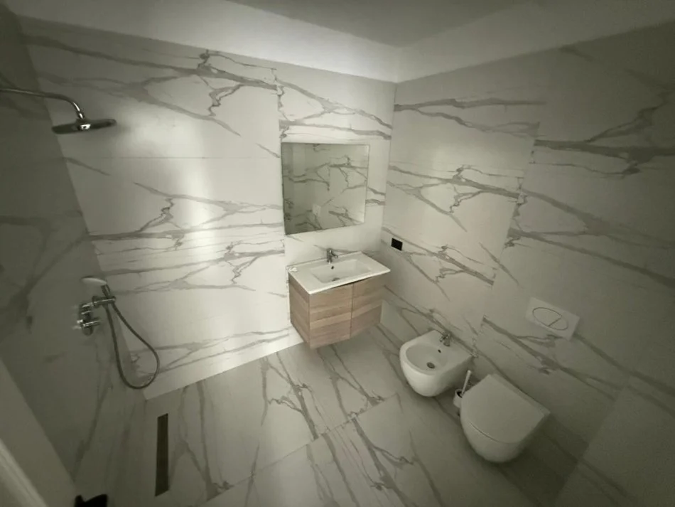 Tirane, shitet Vile 3 Katshe , 517 m² 695.000 € (JO AGJENSI)