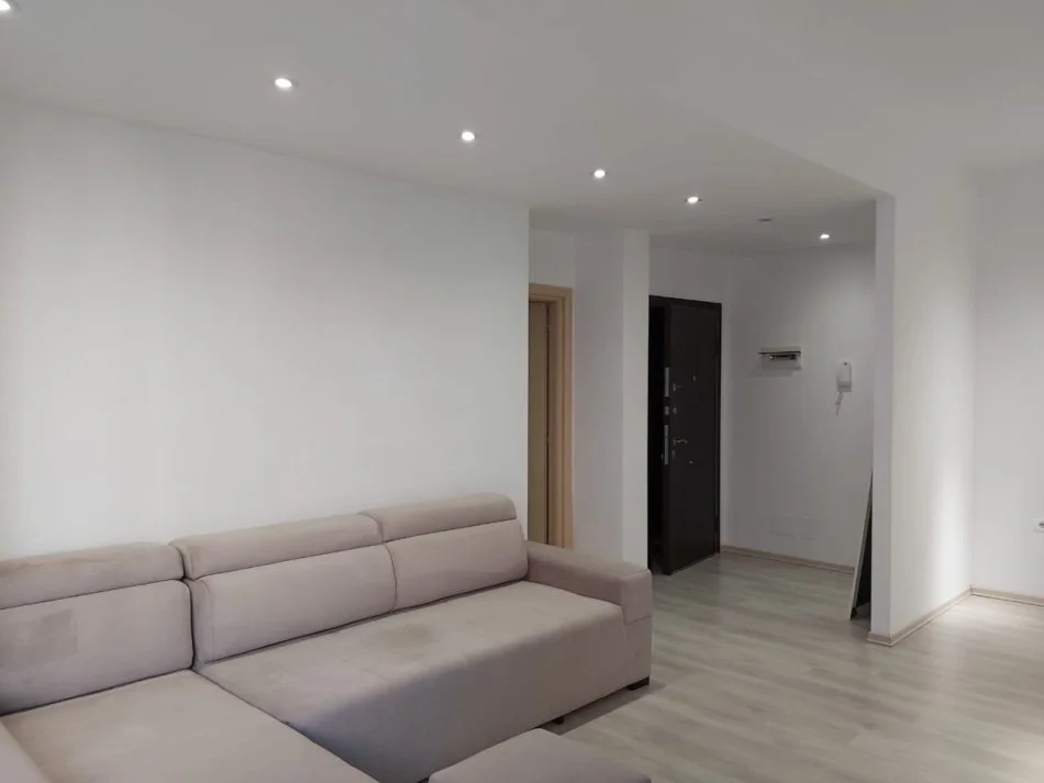 Jepet me qera 1+1 tek Kopshti Botanik ne Pallat te Ri me Ashensor | Mobilim dhe Investim i Ri | Parket