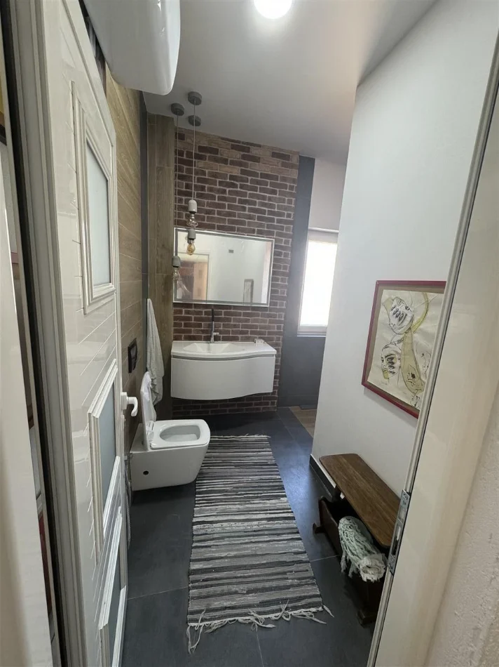 Tirane, jepet me qera apartament 2+1+Ballkon Kati 7, 114 m² 800 € (STACIONI I TRENIT)
