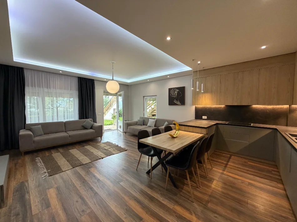 Tirane, jepet me qera Vile 3 Katshe , 221 m² 3.000 € (Liqeni Farkes)