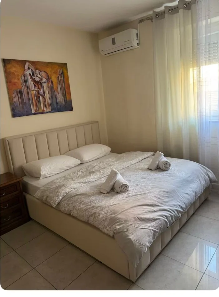 Tirane, jepet me qera apartament 1+1 Kati 3, 60 m² 500 € (Tek Shkolla e Kuqe)