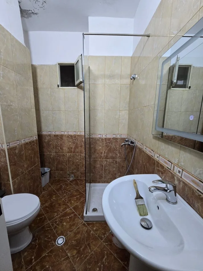 Tirane, jepet me qera apartament 1+1 Kati 2, 70 m² 500 € (Bar Oslo Astir)