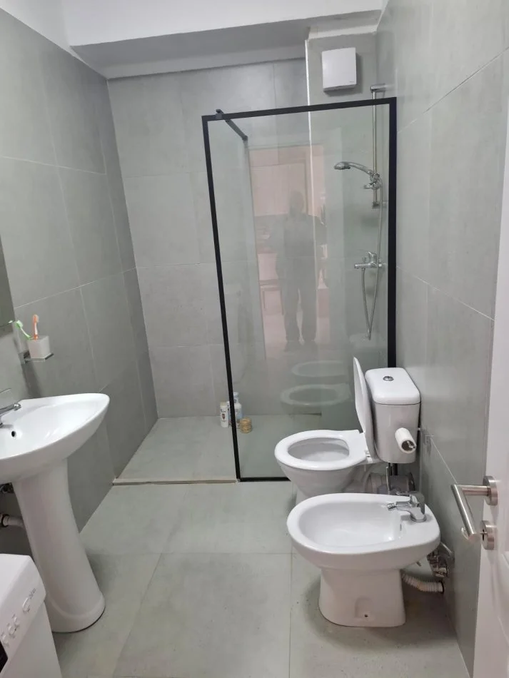 Tirane, jepet me qera apartament 2+1+Ballkon Kati 3, 100 m² 750 € 