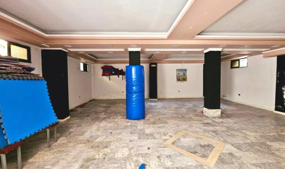 Jepet me Qera: Ambient Open Space** ne Rruge Kryesore** 📍 MINE PEZA - Rr. Haxhi Hysen Dalliu || 400 Euro/Muaj ||