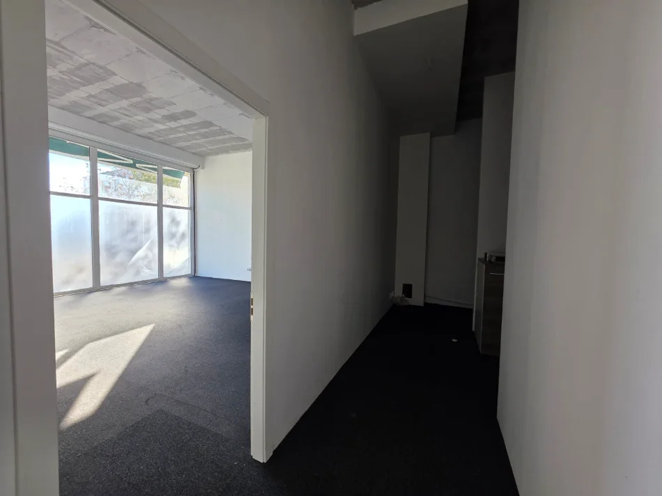 Tirane, jepet me qera magazine Kati 0, 300 m² 1.950 € (Casa Italia)