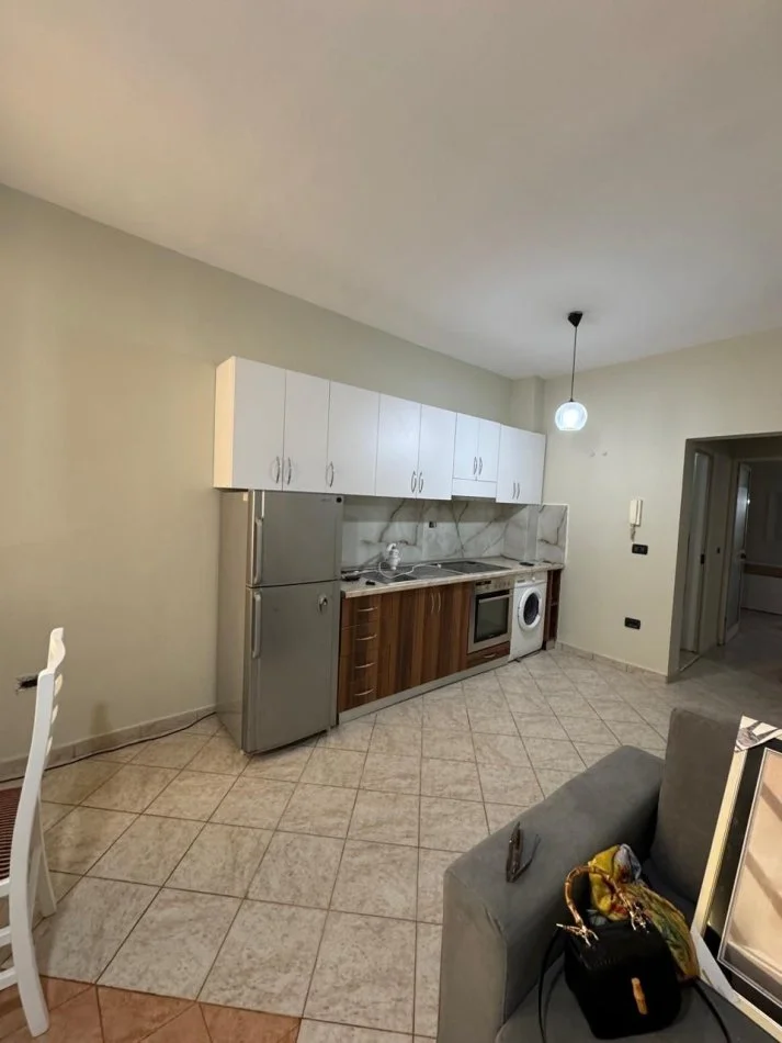 Tirane, jepet me qera apartament duplex 1+1 Kati 3, 500 € (Rruga e kavajes)