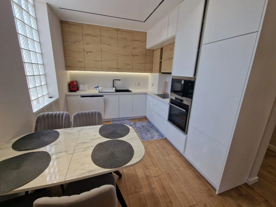 Tirane, jepet me qera apartament 1+1+Ballkon , 70 m² 600 € (Ambasada Amerikane)