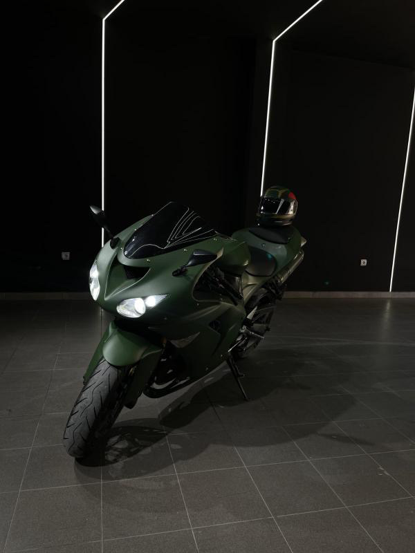 Tirane, shes motor sportiv Kawasaki ZR 10R 1000cc , ulliri 54 km 4.700 €