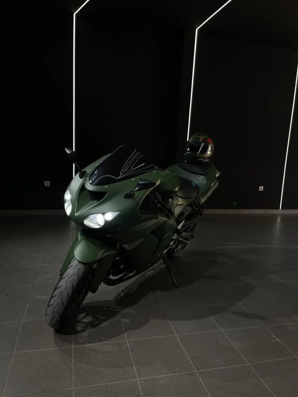 Tirane, shes motor sportiv Kawasaki ZR 10R 1000cc , ulliri 54 km 4.500 €