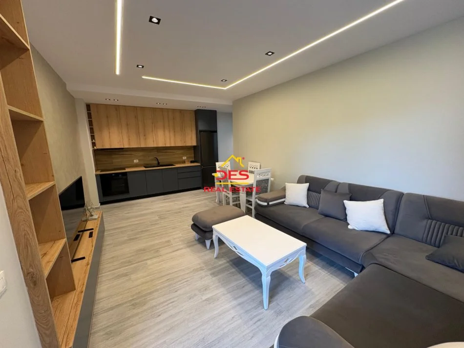 Vlore, jepet me qera apartament 1+1+Ballkon Kati 3, 70 m² 450 € (Rruga Gjergj Kastrioti)