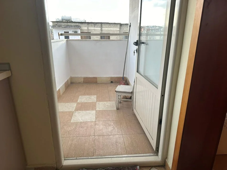 Shitet Apartament 2+1 prane Bulevardit Zhan D’ark