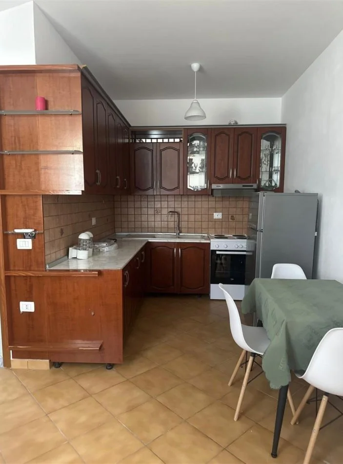 Tirane, jepet me qera 2+1 Kati 3, 100 m² 400 € 