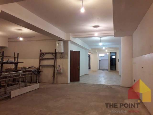 Tirane, shitet dyqan Kati -1, 205 m² 164.000 Euro (Rruga e Kavajes)