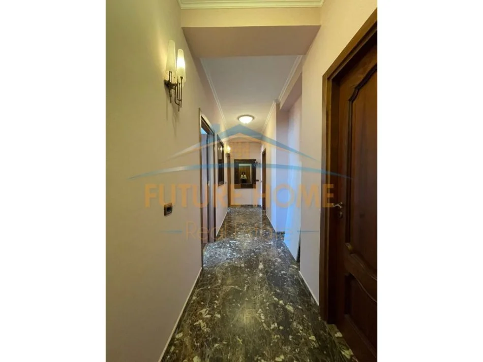 Tirane, jepet me qera apartament 3+1 Kati 8, 154 m² 800 € (MYSLYM SHYRI)