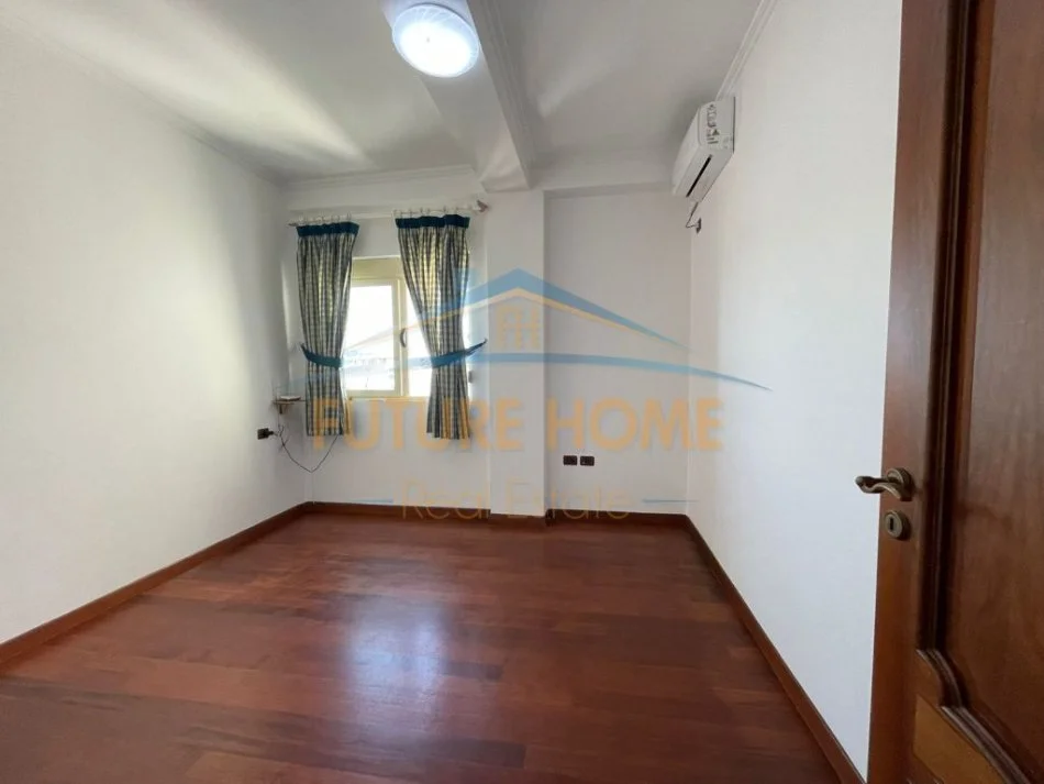Tirane, jepet me qera apartament 3+1 Kati 8, 154 m² 800 € (MYSLYM SHYRI)