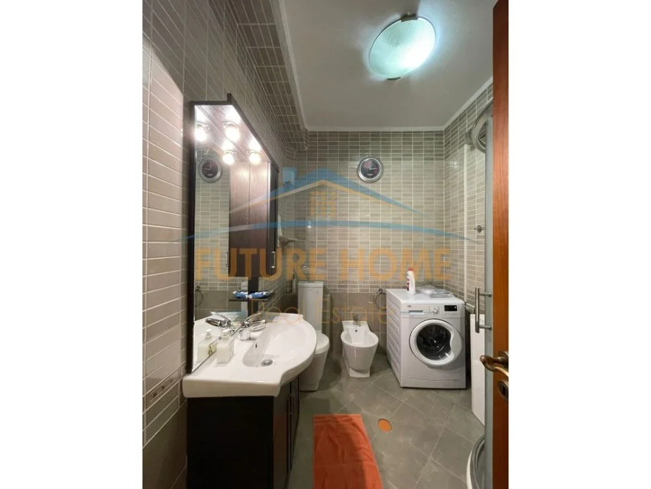 Tirane, jepet me qera apartament 3+1 Kati 8, 154 m² 800 € (MYSLYM SHYRI)