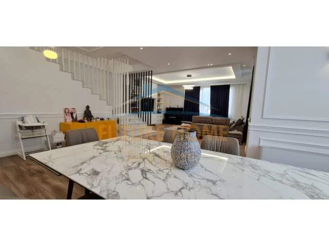 Tirane, jepet me qera Vile 3 Katshe Kati 0, 630 m² 2.000 Euro (Lunder)