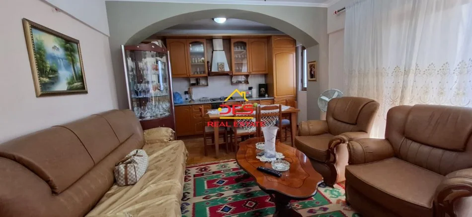Vlore, jepet me qera apartament 3+1+Ballkon Kati 3, 100 m² 350 € (Rruga Demokracia)