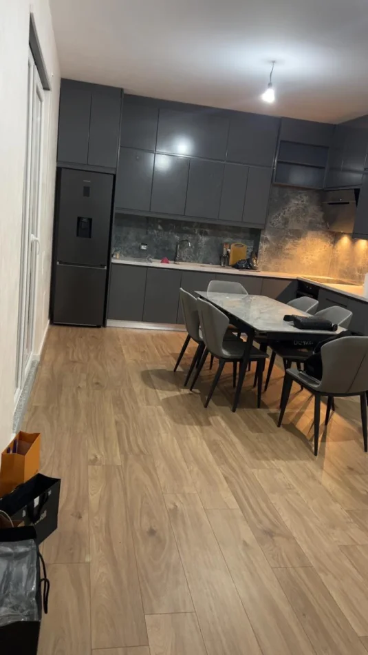 Tirane, shitet apartament 1+1+Ballkon Kati 4, 77 m² 