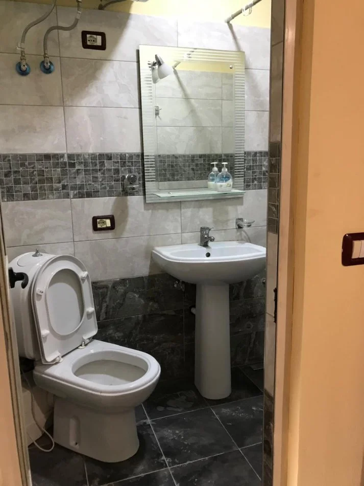 Tirane, jepet me qera apartament 1+1+Ballkon Kati 2, 65 m² 450 € (rruga Komuna Parisit)