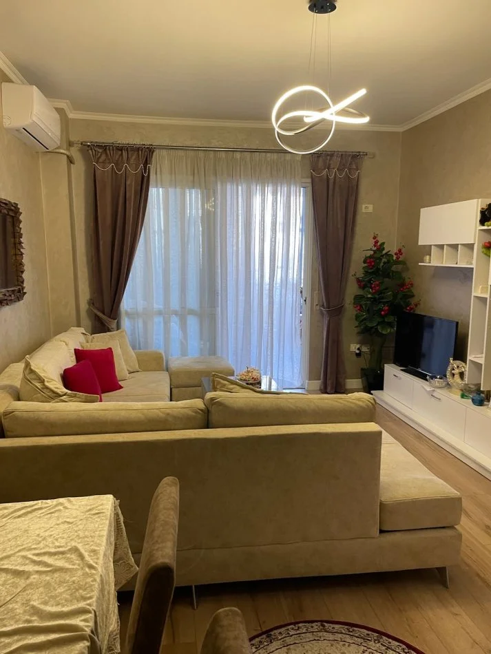 Tirane, jepet me qera apartament 3+1 Kati 2, 105 m² 900 € (Kopshti Botanik)