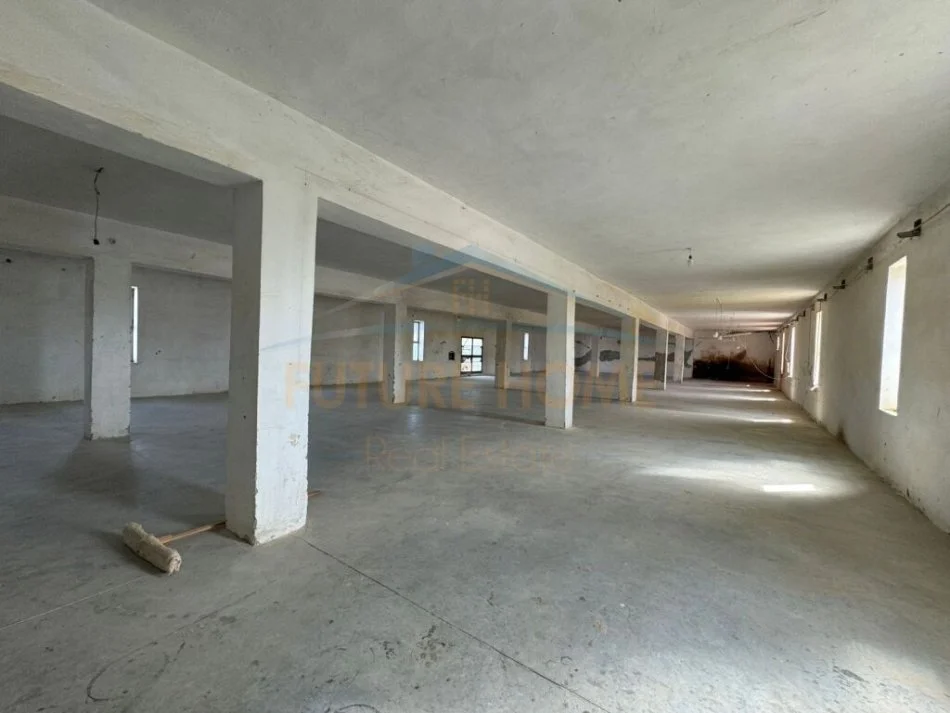 Durres, jepet me qera ambjent biznesi Kati 3, 1.911 m² (Shkozet, Durres)