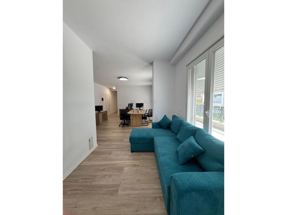 Tirane, jepet me qera apartament 3+1 , 200 m² 600 € 