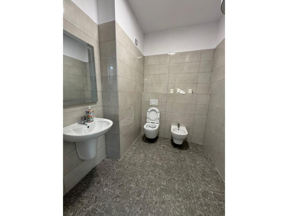 Tirane, jepet me qera apartament 3+1 , 200 m² 600 € 