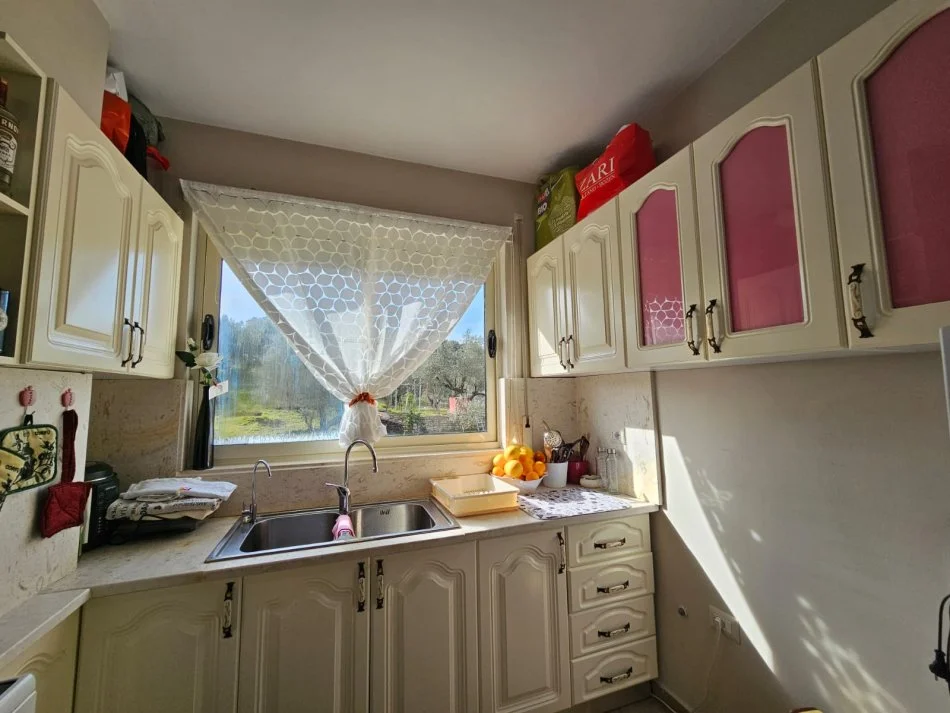 Tirane, jepet me qera apartament 1+1+Ballkon Kati 2, 50 m² 350 € (rruga Peti)