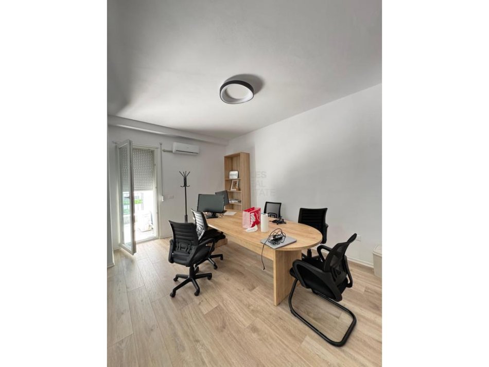 Tirane, jepet me qera apartament 3+1 , 200 m² 600 € 