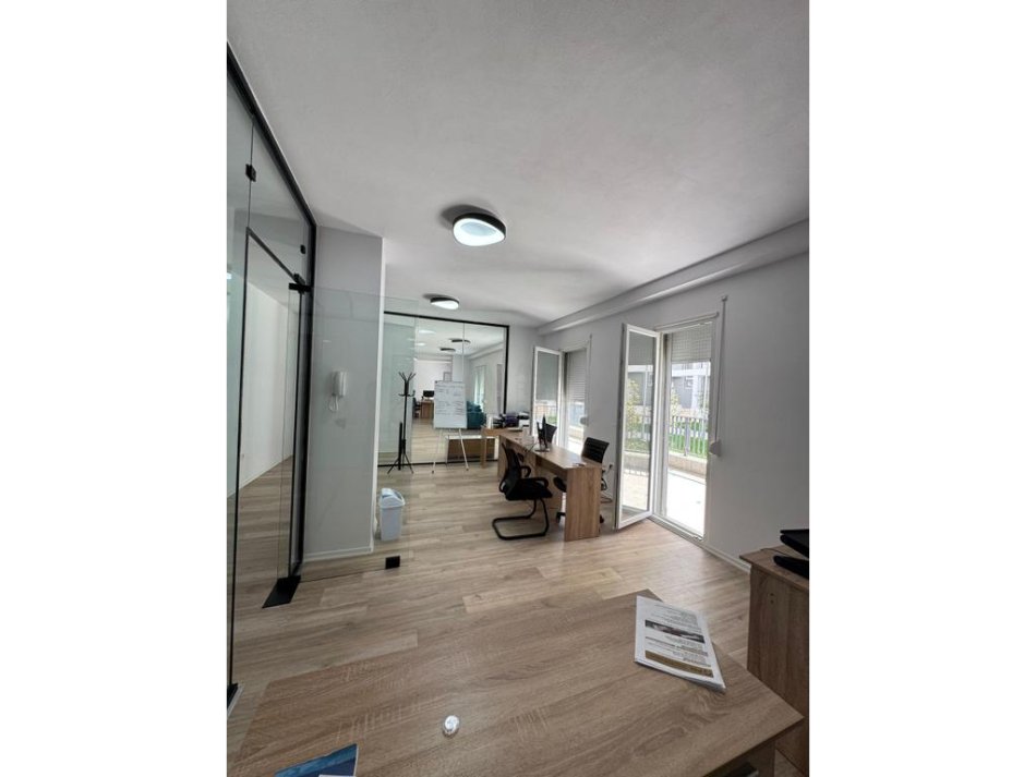 Tirane, jepet me qera apartament 3+1 , 200 m² 600 € 