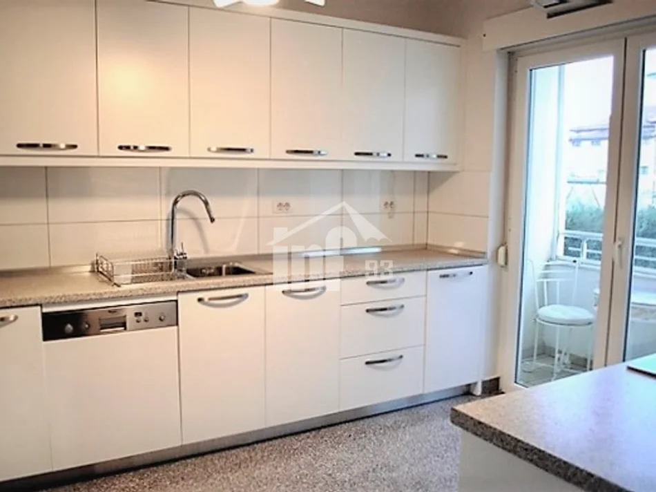 Tirane, jepet me qera apartament 3+1 Kati 3, 164 m² 1.500 € (NË KOMPLEKSIN REZIDENCIAL "TOUCH OF SUN")