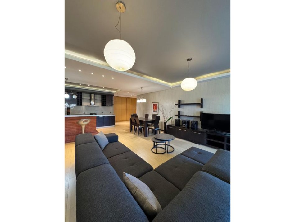 Tirane, jepet me qera apartament 3+1 Kati 4, 750 € 