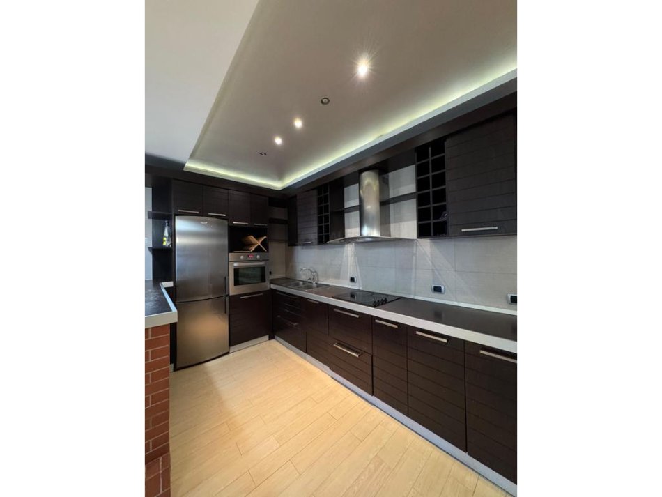 Tirane, jepet me qera apartament 3+1 Kati 4, 750 € 