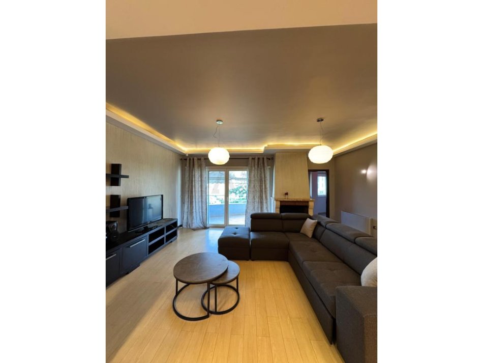 Tirane, jepet me qera apartament 3+1 Kati 4, 750 € 