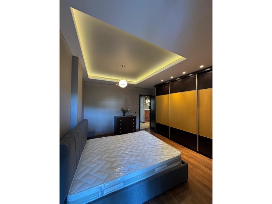Tirane, jepet me qera apartament 3+1 Kati 4, 750 € 