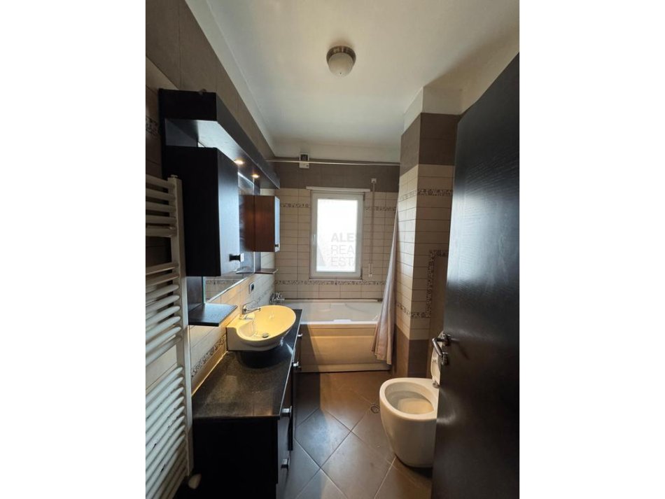 Tirane, jepet me qera apartament 3+1 Kati 4, 750 € 