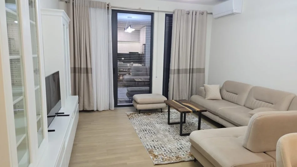 Shqiperi, jepet me qera apartament 2+1+Ballkon , 113 m² 600 € (Xhanfize keko)