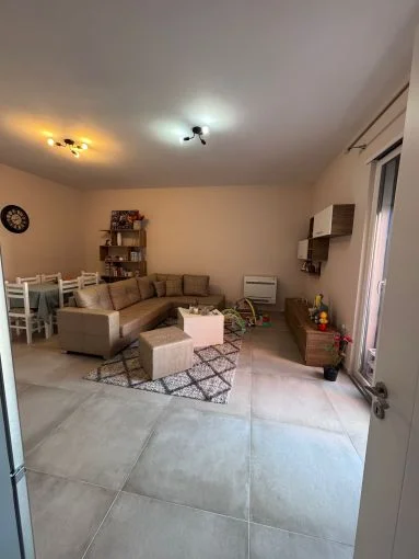 Tirane, jepet me qera apartament 1+1 Kati 5, 85 m² 400 € (paskuqan)