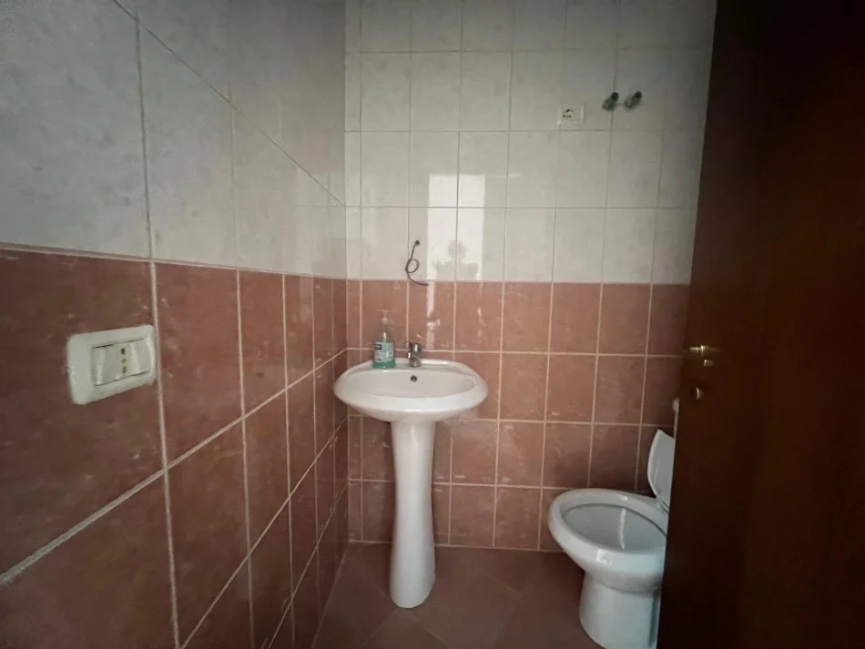 Tirane, jepet me qera dyqan Kati 0, 65 m² 450 € (Muhamet Deliu, Fresk)