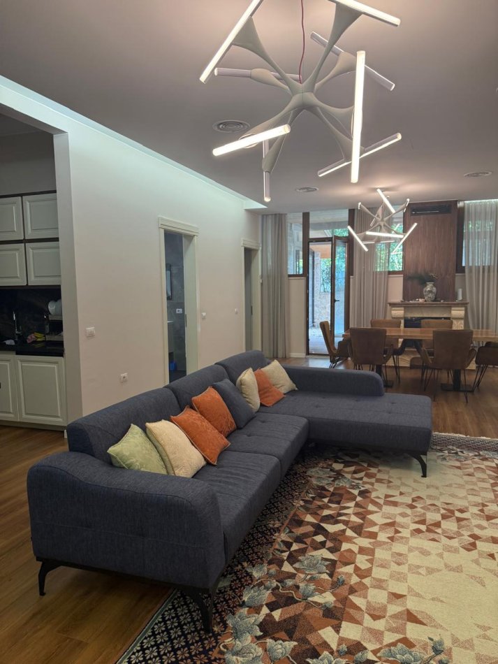 Tirane, jepet me qera apartament 4+1 Kati 4, 176 m² 150.000 € (Rezidenca Secret Garden)