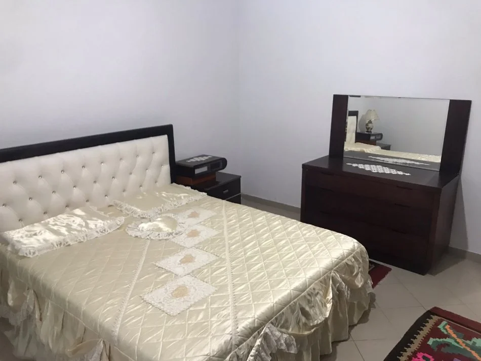 Tirane, jepet me qera apartament 3+1+Aneks+Ballkon Kati 1, 100 m² 400 € (rruga Ullishtes)