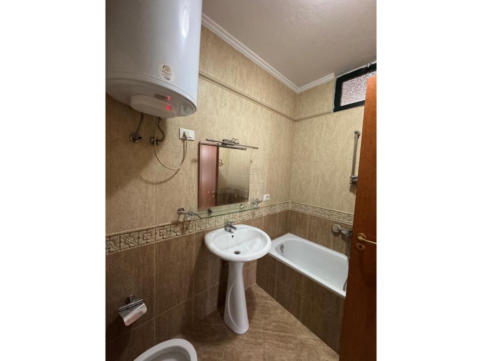 Tirane, jepet me qera apartament 2+1 Kati 8, 106 m² 700 € 