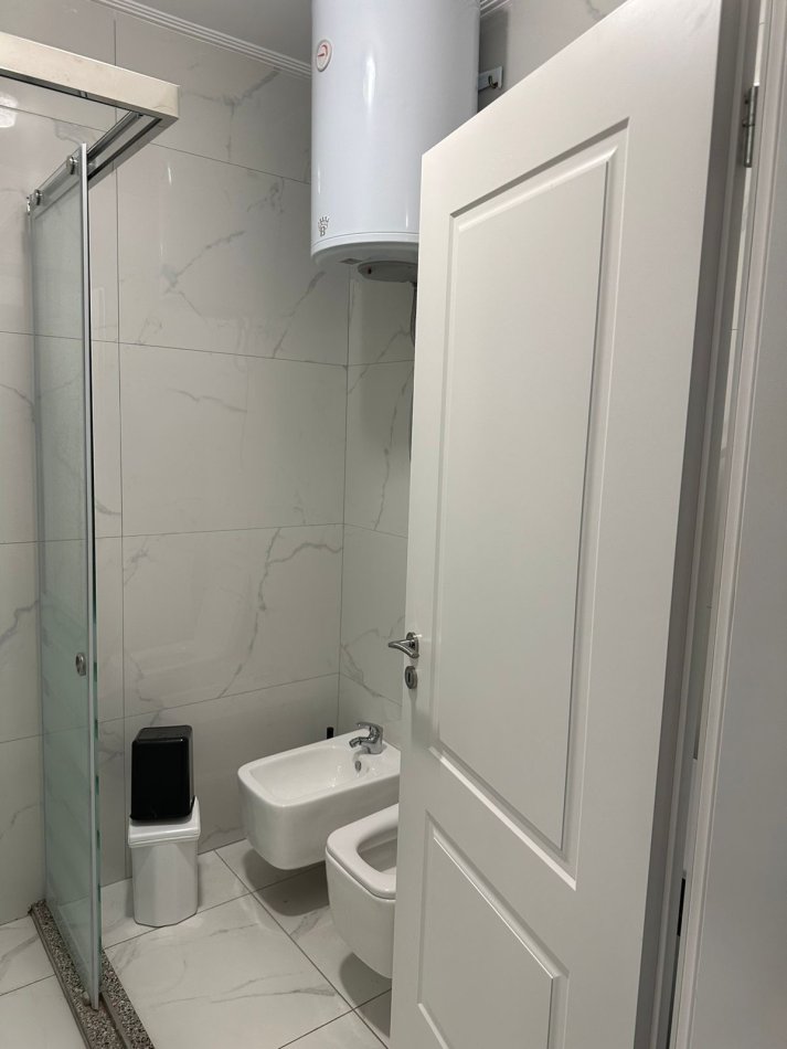 Tirane, jepet me qera apartament 1+1+Ballkon, Kati 8, 60 m² 400 € (rruga Teodor Keko)