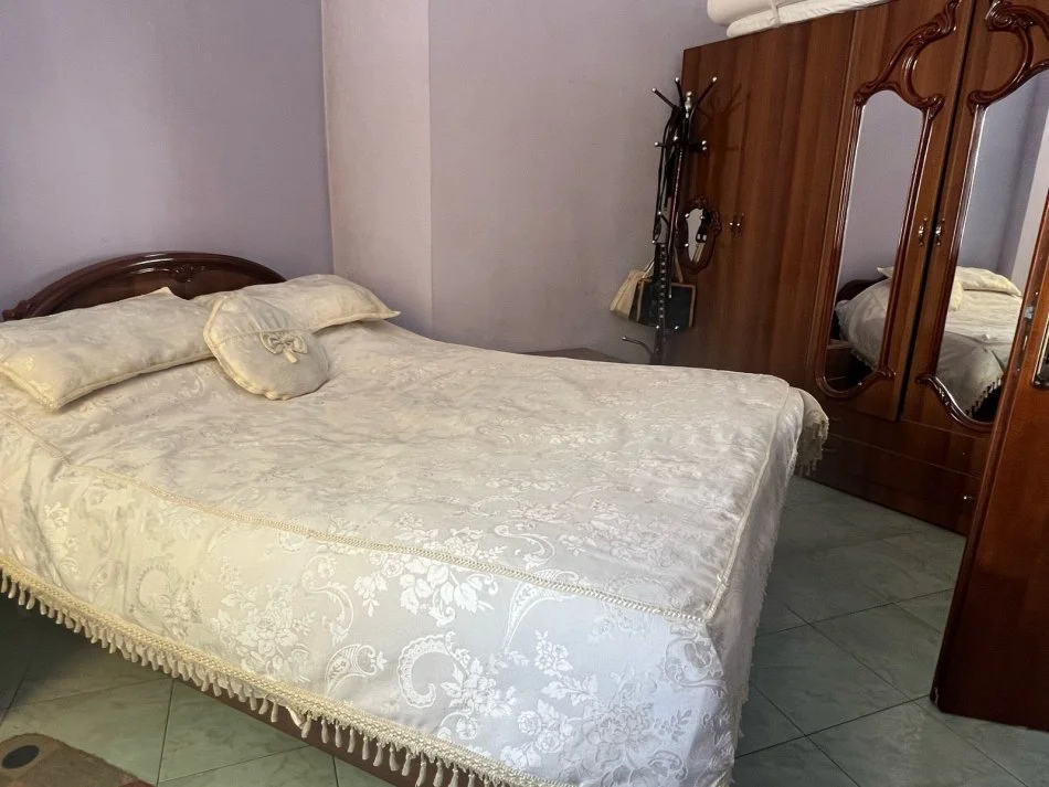 Tirane, jepet me qera apartament 2+1+Ballkon Kati 7, 75 m² 300 € (rruga Eqerem Cabej)