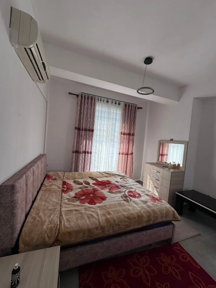 Tirane, jepet me qera apartament 2+1+Ballkon Kati 6, 90 m² 500 € (rruga 5 Maj)