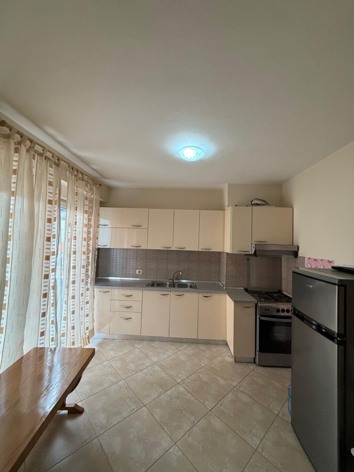 Tirane, jepet me qera apartament 1+1 Kati 2, 300 € (prane Birra Tirana)